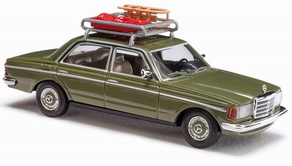 BUSCH 46865 Mercedes-Benz W123 Limousine mit Schlitten und Bob PKW-Modell 1:87