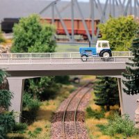 BUSCH Bahnüberführung mit Geländer 8842...