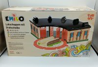idee+spiel EMILO® Holzlokschuppen mit Drehscheibe 440-44005